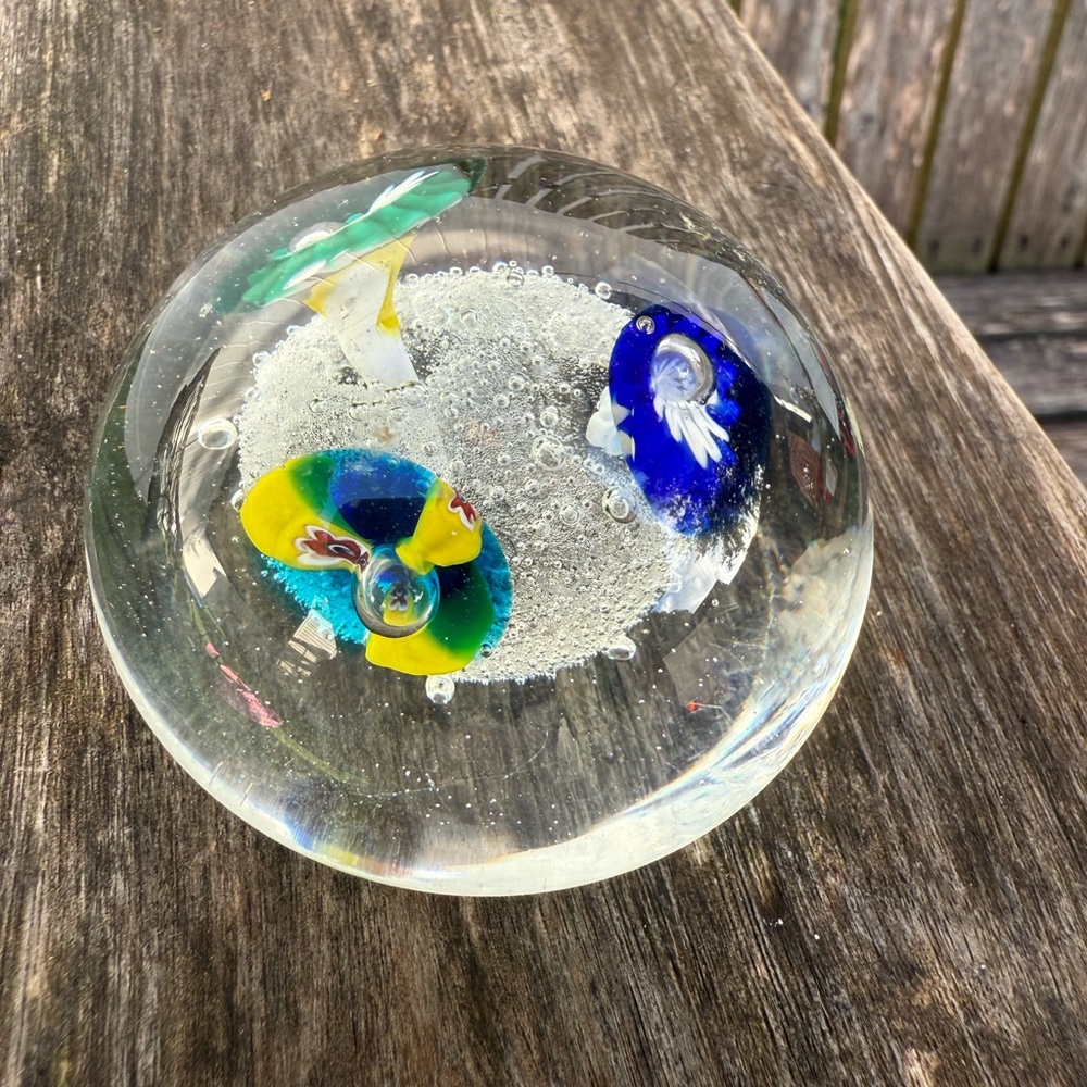 Art Glass Paperweight‎ Controlled Bubbles Flower Floral Round EUC